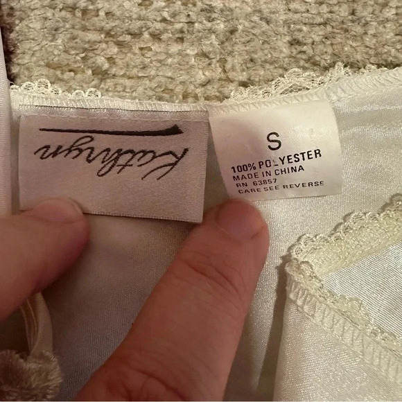 Vintage 90’s White lace cami top with floral design size small - Picture 4 of 14